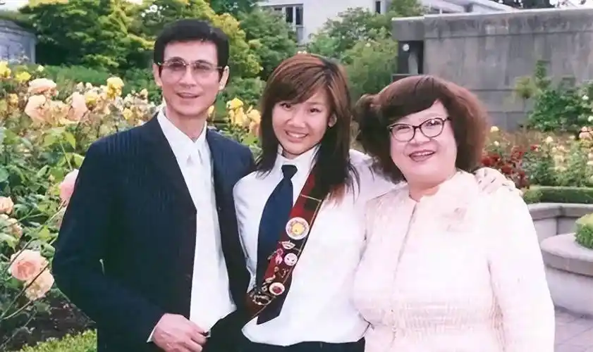 郑少秋长女郑安仪自尽,年仅55岁,父爱缺失,靠信仰弥补童年创伤_郑欣宜