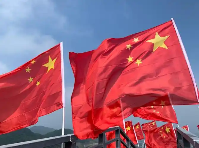 汇川五星红旗景区飘扬红色元素吸引众多游客参观