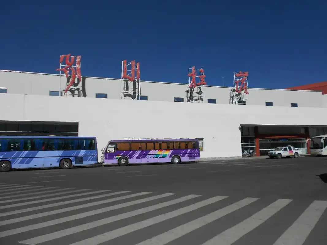 拉萨拥有一座4e级军民合用国际机场,航线96条,通航城市48个