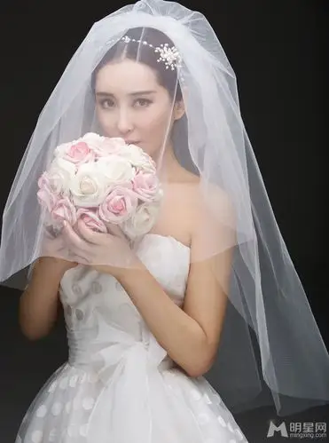 严屹宽杜若溪浪漫婚纱秀恩爱 甜蜜互动俏皮可爱------新婚明星夫妻严