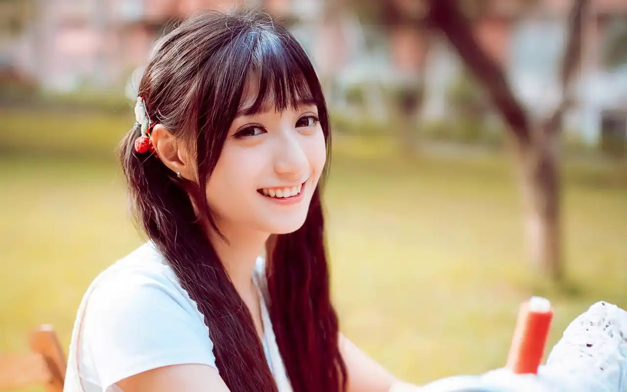 甜美日系女生户外养眼写真图片