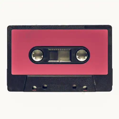 老式的磁带盒粉红色标签用于音频音乐录制的老式磁带盒隔离在白色背景