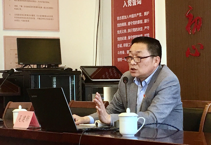 讲座完成后,吴建新校长赠送价值1000元的书籍给千金文化中心.