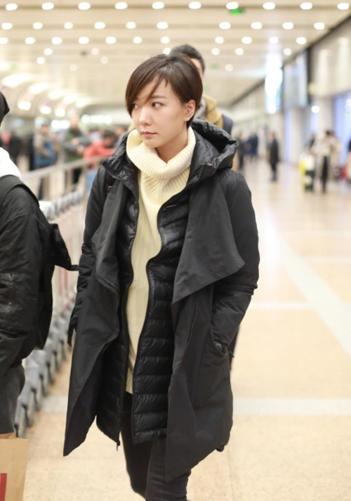 王珞丹气质越发吸睛,显嫩长相配帅气短发,在女明星里真显眼