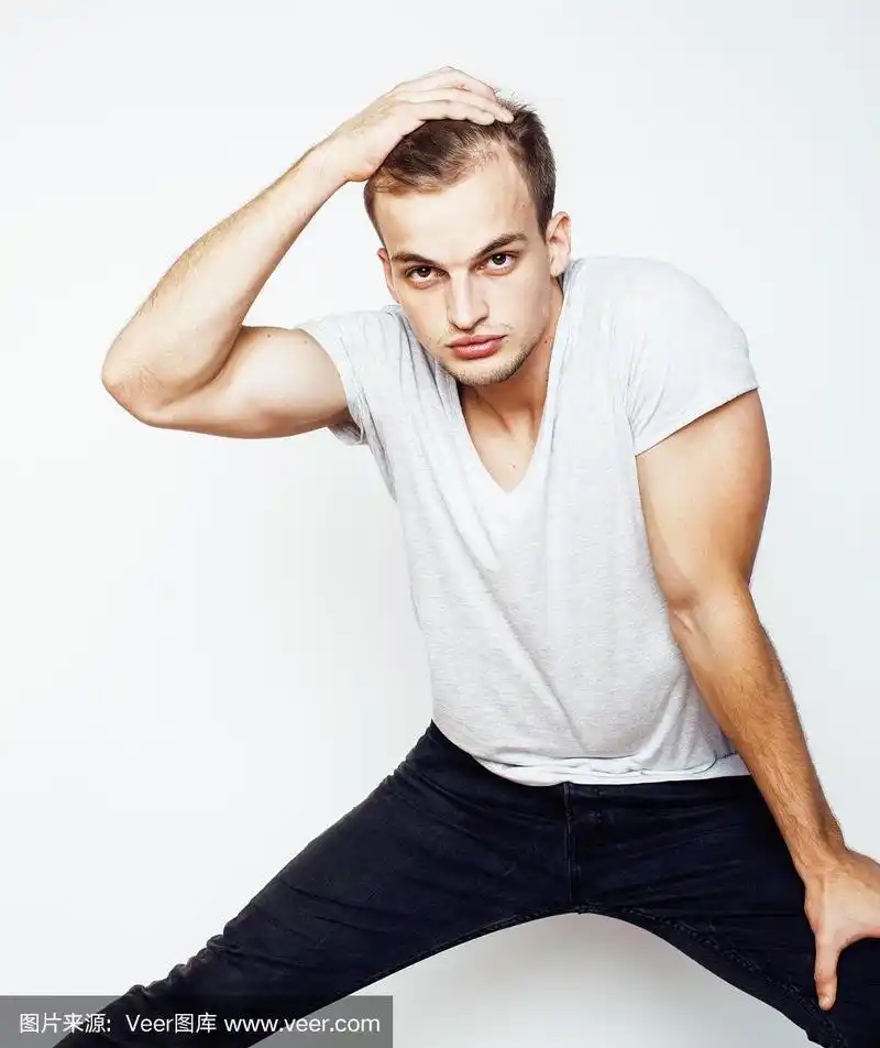 年轻帅气的男子在白色背景上打手势,指指点点,摆姿势动情