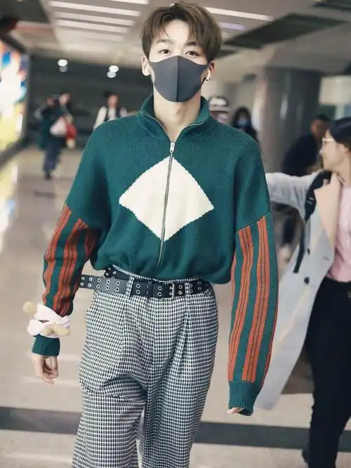 何洛洛走机场,穿孔雀绿针织衫清爽有型,却被18岁牛奶肌抢了镜?
