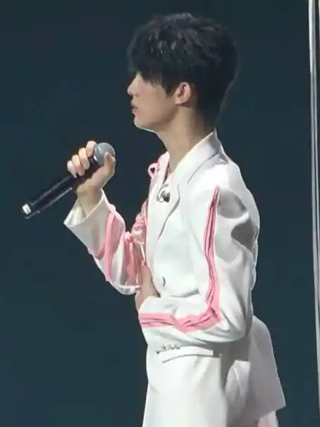 会#|#左航苏新皓邓佳鑫身骑白马合作舞台#话多专家周树人的微博视频