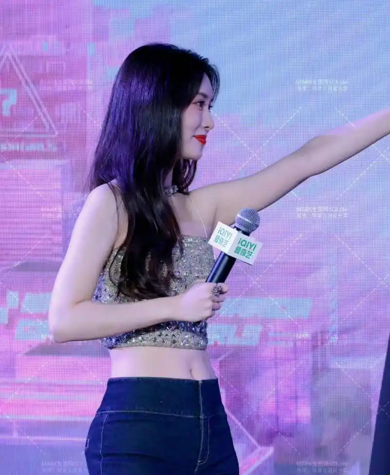 孟子义紧身牛仔裤,美腿翘臀都有了 #孟子义美腿翘臀