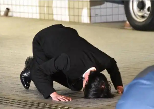 田口淳之介下跪16秒向公众道歉(周刊体育)