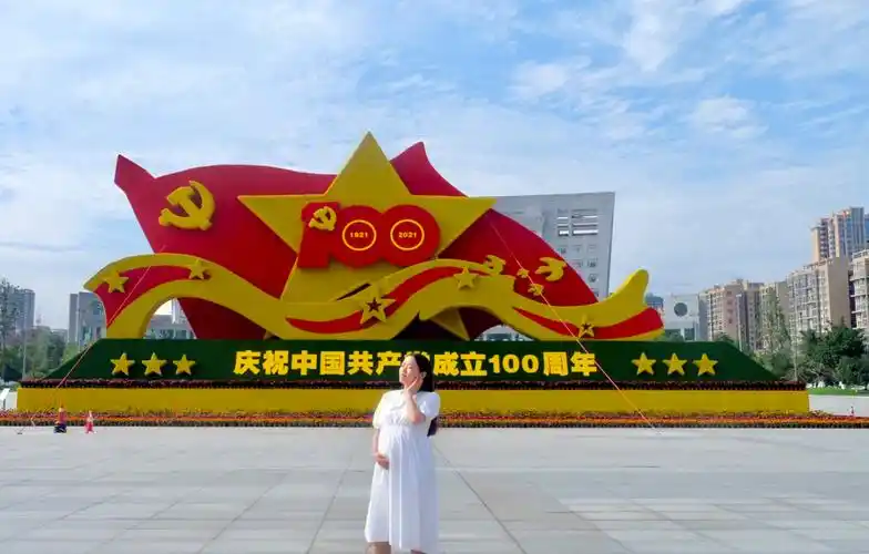 我和党旗有个合影何其有幸生于华夏