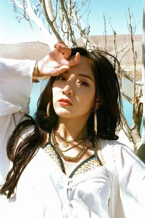 孟佳被曝深夜躲绿植后吸烟,一旁助理帮忙打掩护|抽烟_网易订阅