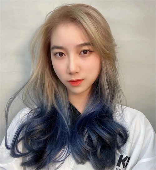 2023年流行染"烟灰蓝" 黄皮轻松驾驭的发色_染发发型 - 美发站