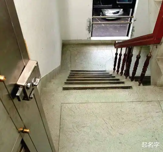 楼房风水:入户门直对下楼梯,有什么说法,怎么解决?