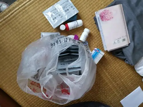 尘肺病人一堆的药.jpg