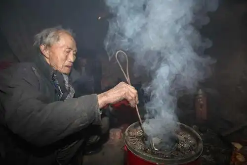 一个命运坎坷,无家可归的孤寡老人