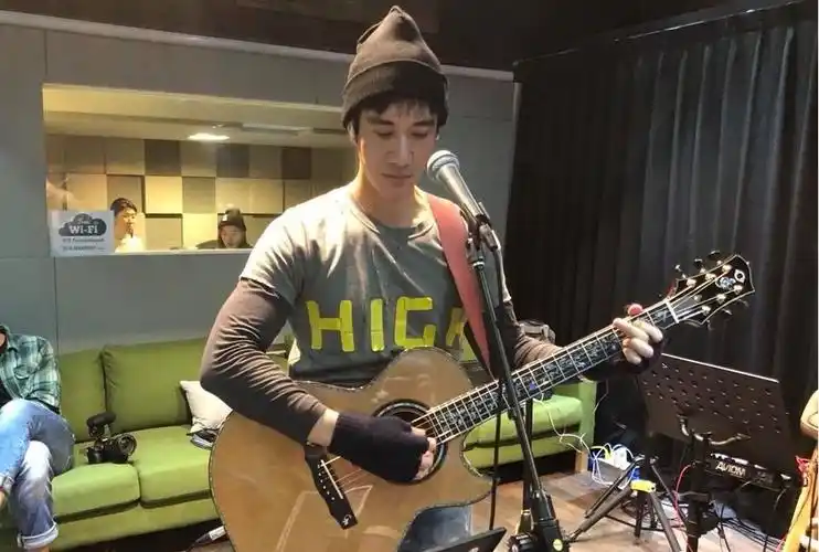 世界上最顶尖手工吉他——olson吉他!_王力宏