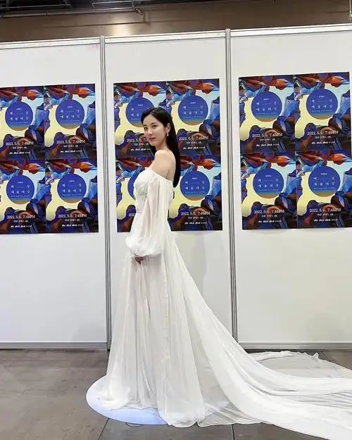 正直忙内变身性感女神少女时代徐贤破格礼服秀美肩