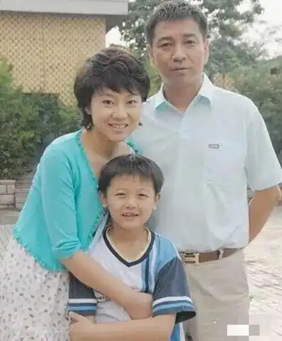 2004年邹伟一回家就对正在煮饭的闫妮大声宣布我们离婚吧