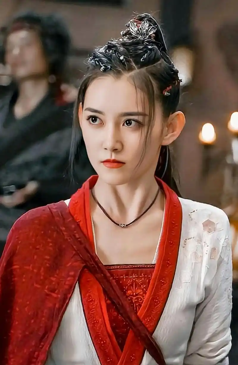 蒋依依意气风发 她看起来有点像小孩,但是不会有小家子气的感觉,很