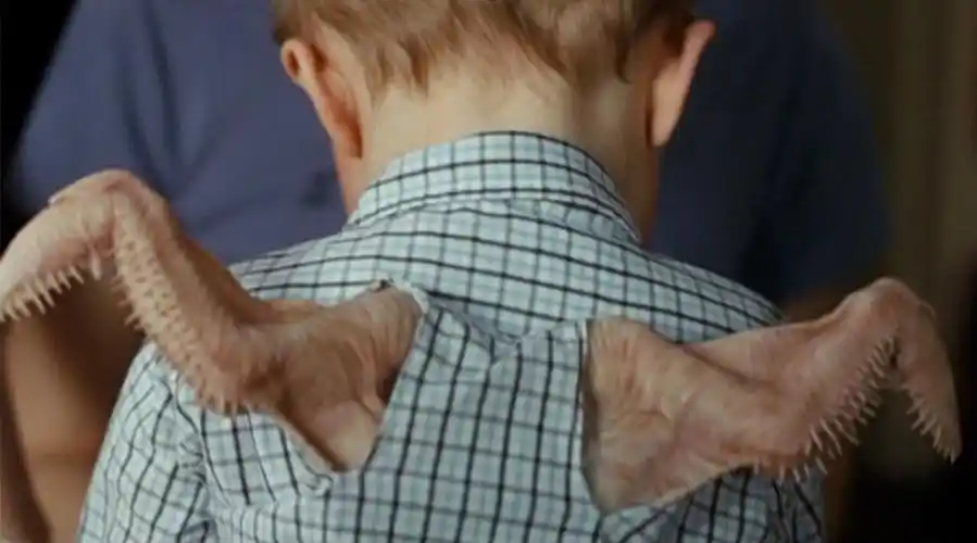 一岁宝宝竟长出翅膀,全家都懵了,奇幻片《瑞奇》