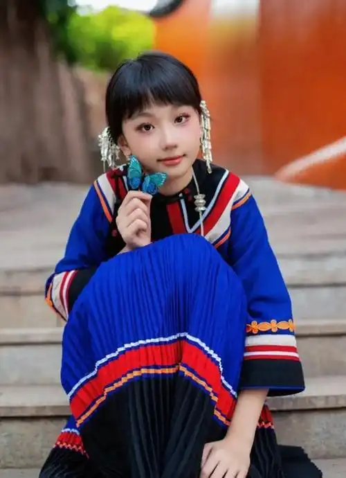 张丹峰晒9岁女儿写真照,又是一个美女胚子,明眸皓齿超可爱!