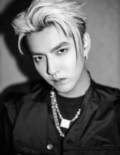 上游时尚吴亦凡浅金发色工装出镜街头感十足