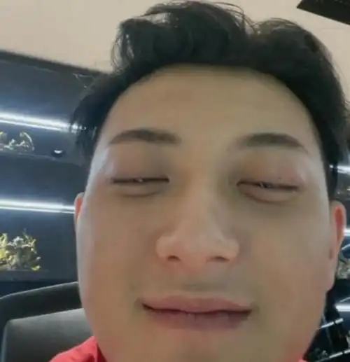 虽然素颜的黄子韬和化妆之后存在很大的差距,但是率真不做作的个性却