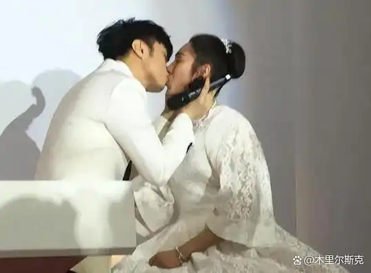 古巨基55岁老婆断崖式衰老!跟老公亮相不顾形象,素颜打扮差距大