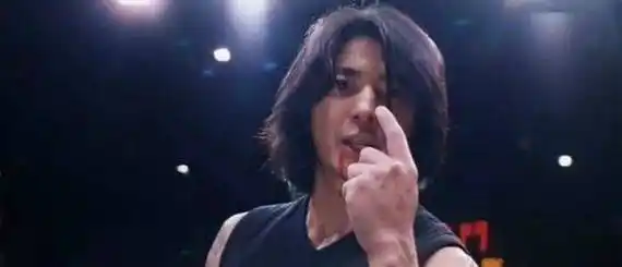 2000年《古惑仔之胜者为王》何润东饰演的雷复轰也是个阴险的角色,为