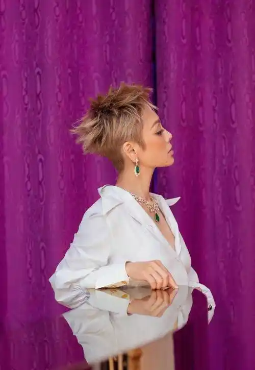 宁静白色衬衣裙时尚又妩媚,一头短发超级迷人,姐姐私服也霸气!