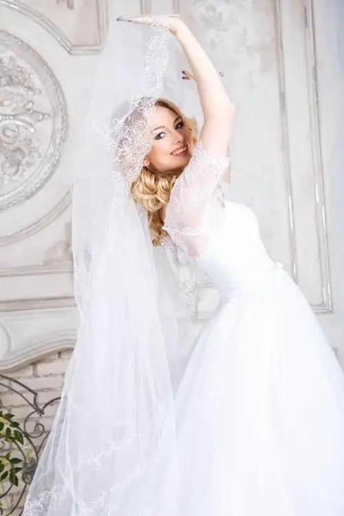 穿着婚纱的美女新娘