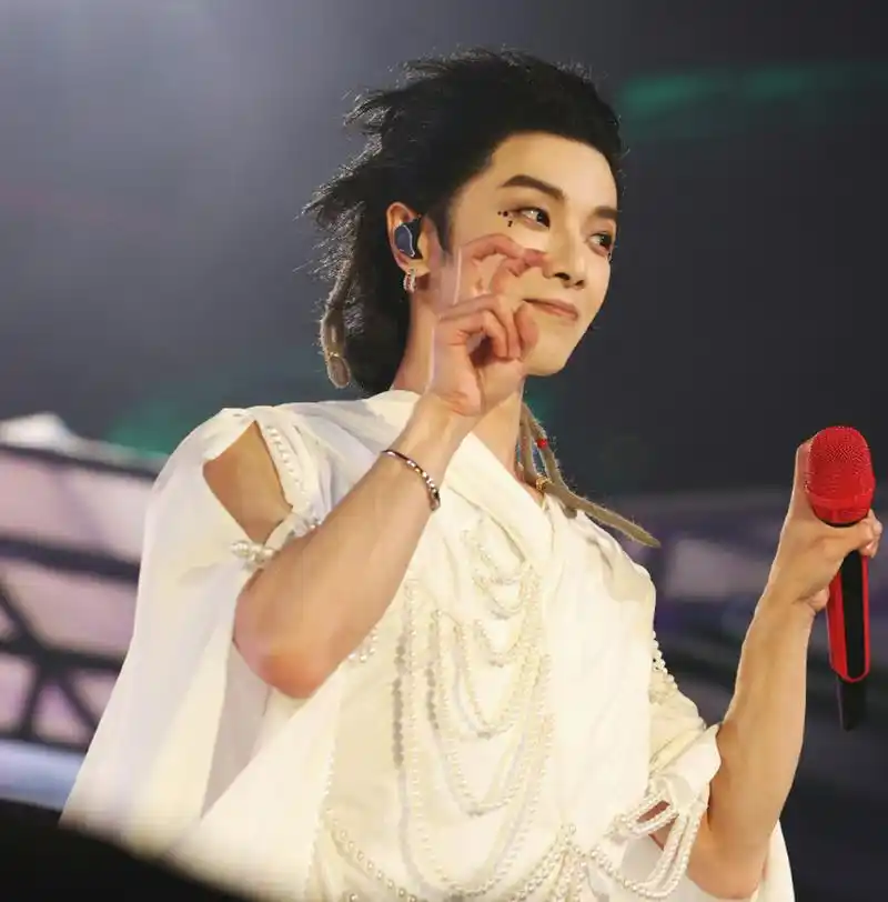 华晨宇演唱会神树开场名场面,宏大场景加上白衣,好似天神降临!