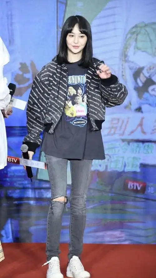 郑爽在《青春斗》发布会现场突扇自己巴掌,吓坏旁人,很心疼郑爽!