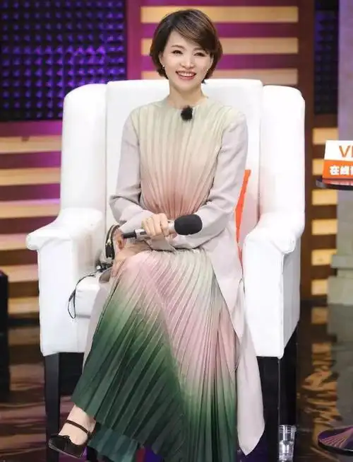 穿搭小技巧:香槟色不规则衬衫裙 黑色高跟鞋穿搭优点:优雅大方董卿这