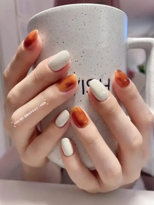 这款美甲简约又高级乳木白搭配琥珀色