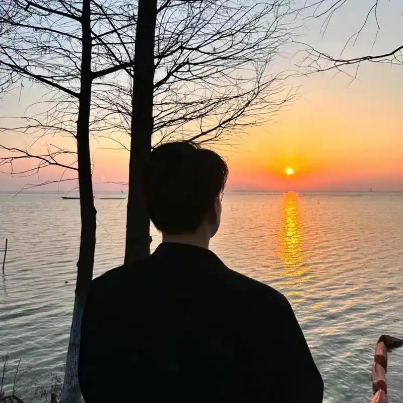 男生背影图片 氛围感满满💓 男生背影图片⭐ 可做头像哦👦🏻