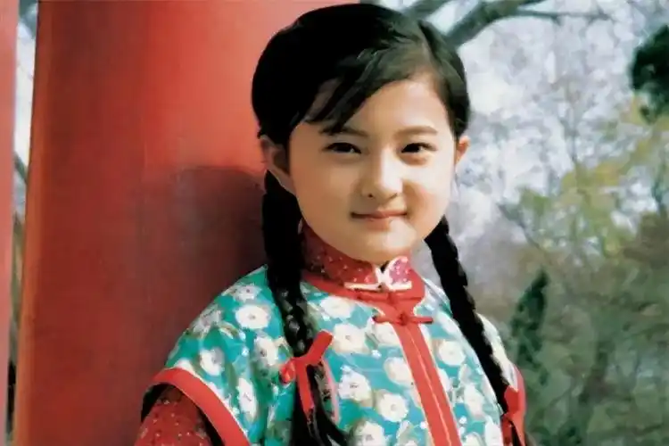 琼女郎小婉君43岁不婚不育单身住豪宅才是人间清醒