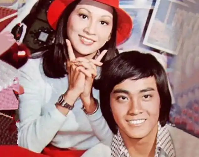 2008年,经历过一段失败婚姻的尔冬升,选择跟幼儿园老师罗晓文再婚