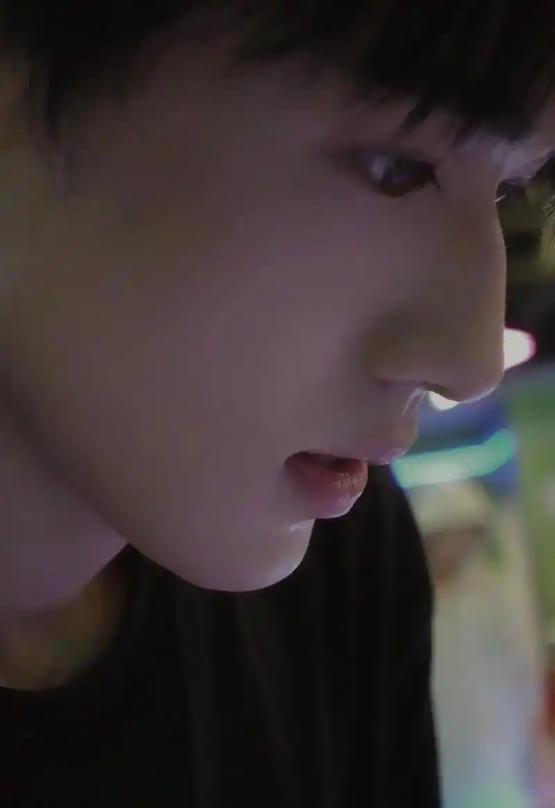 他在帮你夹娃娃 你在拍他#宋亚轩#女友视角 #做梦素材  - 抖音