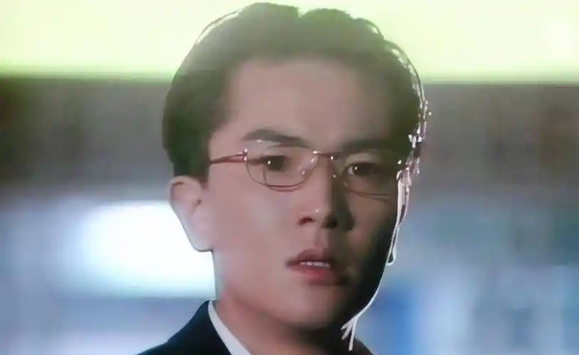 当时郑伊健只有22岁,这是他第一部电视剧,金丝眼镜