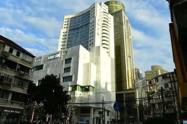 位于上海市中心的福州路,经过近两年时间的升级改造