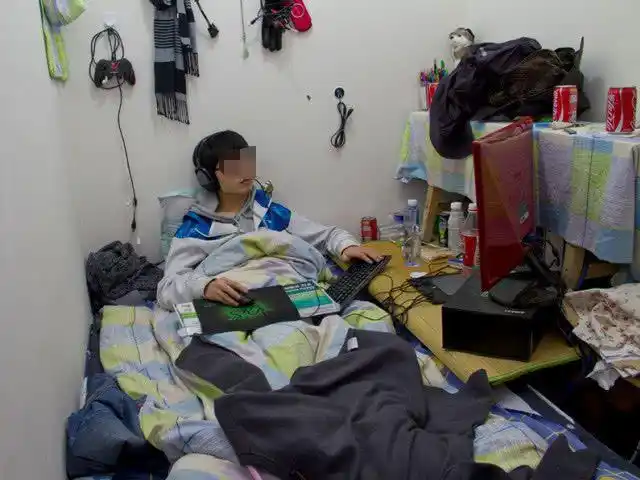 大学生群里颓废式生活学生看后直呼真实好像安了监控