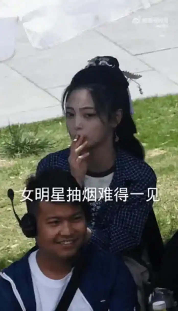 终于知道女明星抽烟有多毁形象了,好感瞬间全无,杨颖私下也抽烟,我