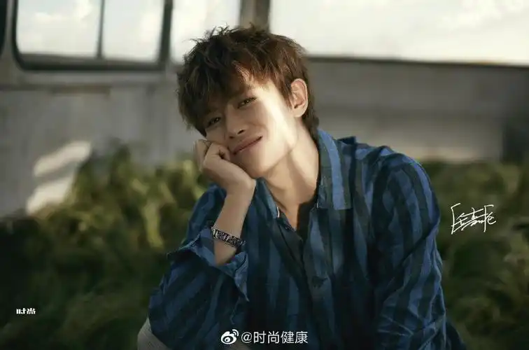 任嘉伦解锁时尚健康五月刊封面少年在最爱的时节等你