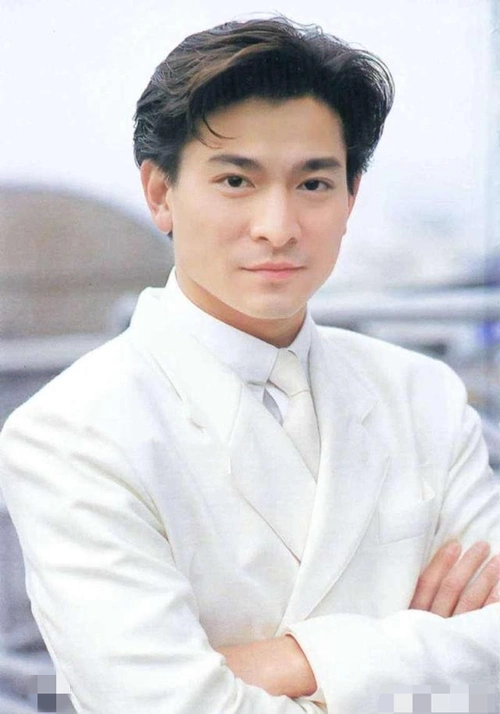 刘德华梳经典中分头手插裤兜帅气似鲜肉抿嘴皱眉录歌好沉醉