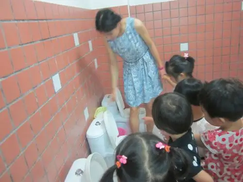 去幼儿园宝宝连厕所都不敢上了给宝宝做思想工作很重要