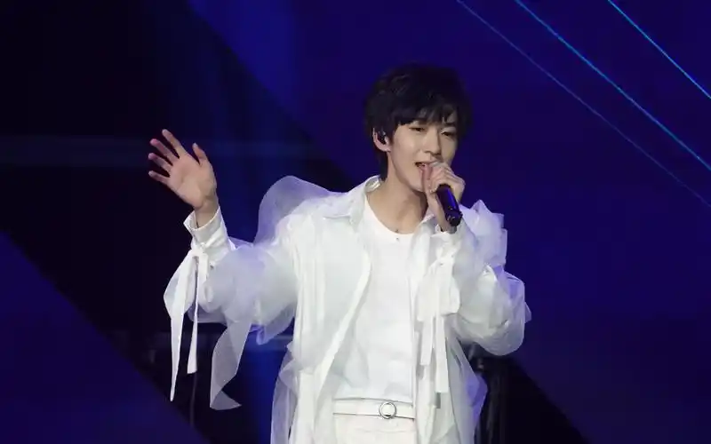 【贺峻霖】tf家族重逢新年音乐会《蜂鸟》solo饭拍