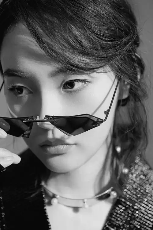 艺人张佳宁杂志拍摄