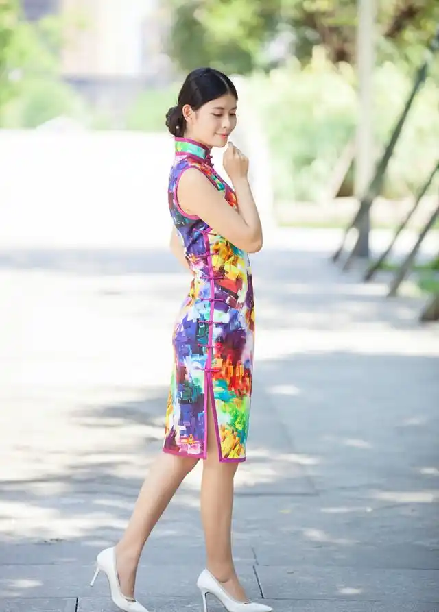 身穿旗袍的美女模特