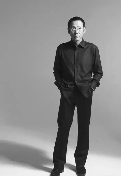 陈道明戏好又会穿一身潮装亮相酒店这架势是要赛过小鲜肉吗